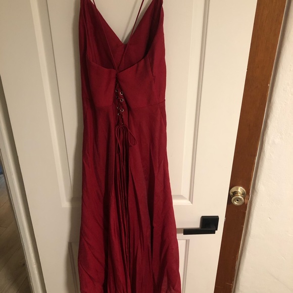 Super flattering dress with criss cross low back - Picture 4 of 4